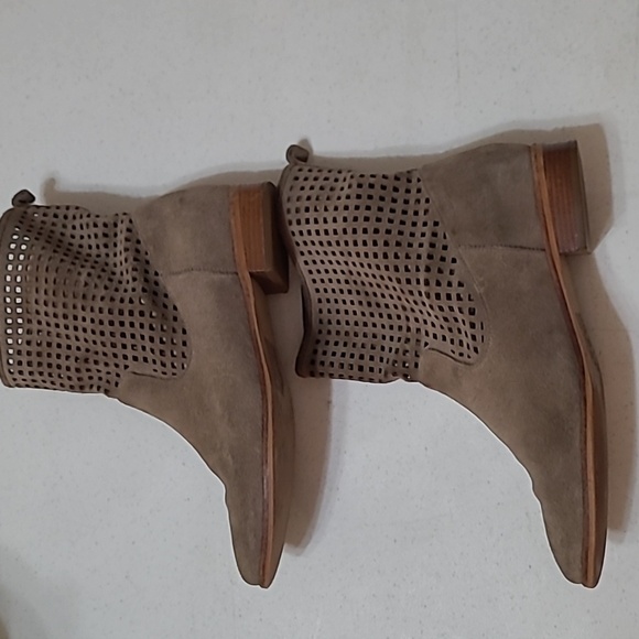 Michael Kors women's perforated suede ankle boots size 8.5 - Picture 2 of 13